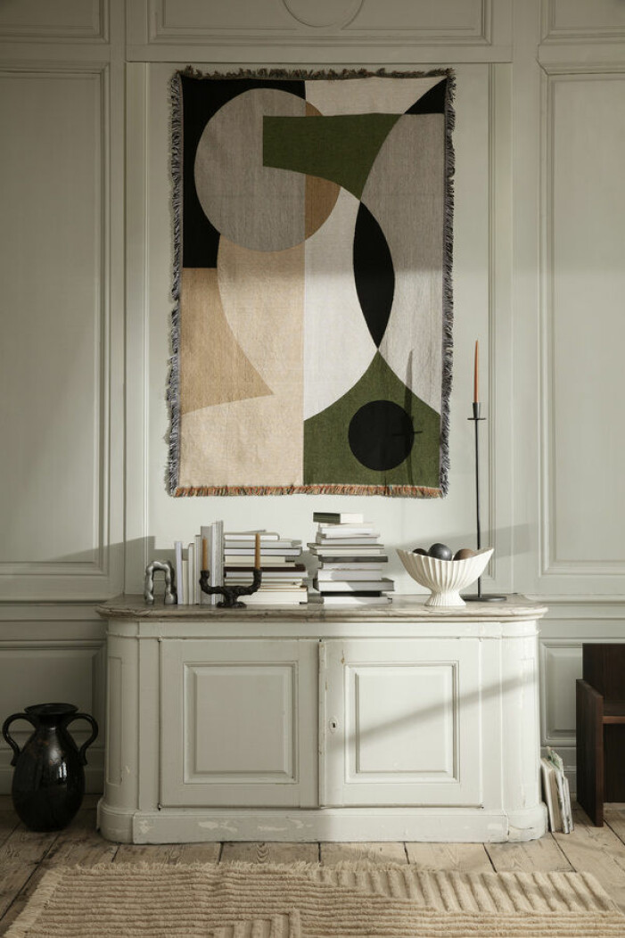 Med vägghängda textilier, här matta, får rummet en mjukare känsla. Foto: Ferm Living. Bohemisk inredning, textilier