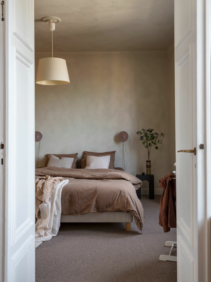 Murriga färgsättningar regerar, inte minst mörkbrunt – i mängder. Foto: Ono för <a target="_blank" href="https://www.instagram.com/historiskahem/">Historiska Hem</a> Stylist: HiFive Studio Mäklare: Konstantin Dallas. Bohemisk inredning, jordiga textilier
