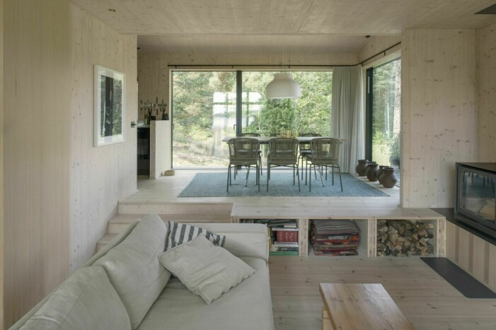 Foto: Andy Liffner. Syns i: <a target="_blank" href="https://www.residencemagazine.se/hemma-hos/med-smak-av-vildmark-se-sportstugan-som-smalter-in-i-naturen/8627986">"Med smak av vildmark – se sportstugan som smälter in i naturen"</a>. Bokhylla i trappa