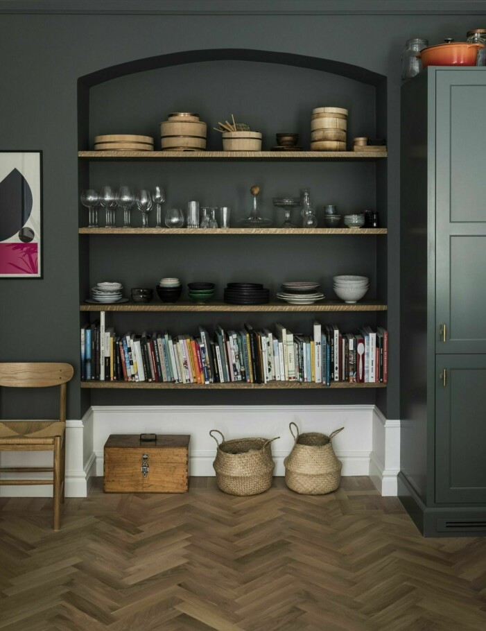 Foto: Mike Karlsson Lundgren. Syns i: <a target="_blank" href="https://www.residencemagazine.se/hemma-hos/hemma-hos-frida-ronge/8837348">"Köksdrömmar hemma hos Frida Ronge"</a>. Bokhylla i valv