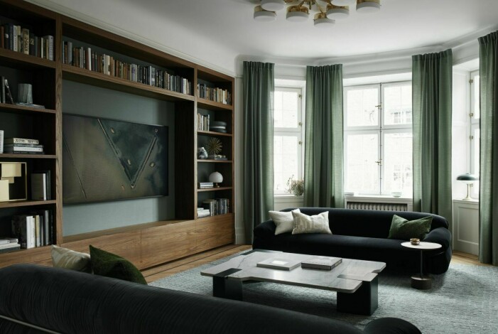Foto: Kristofer Johnsson. Styling: Joanna Lavén. Syns i: <a target="_blank" href="https://www.residencemagazine.se/hemma-hos/vintagedesign-och-specialbestalld-konst-signerad-studio-lawahl/8087505">"Vintagedesign och specialbeställd konst signerad Studio Lawahl"</a>. Bokhylla vardagsrum