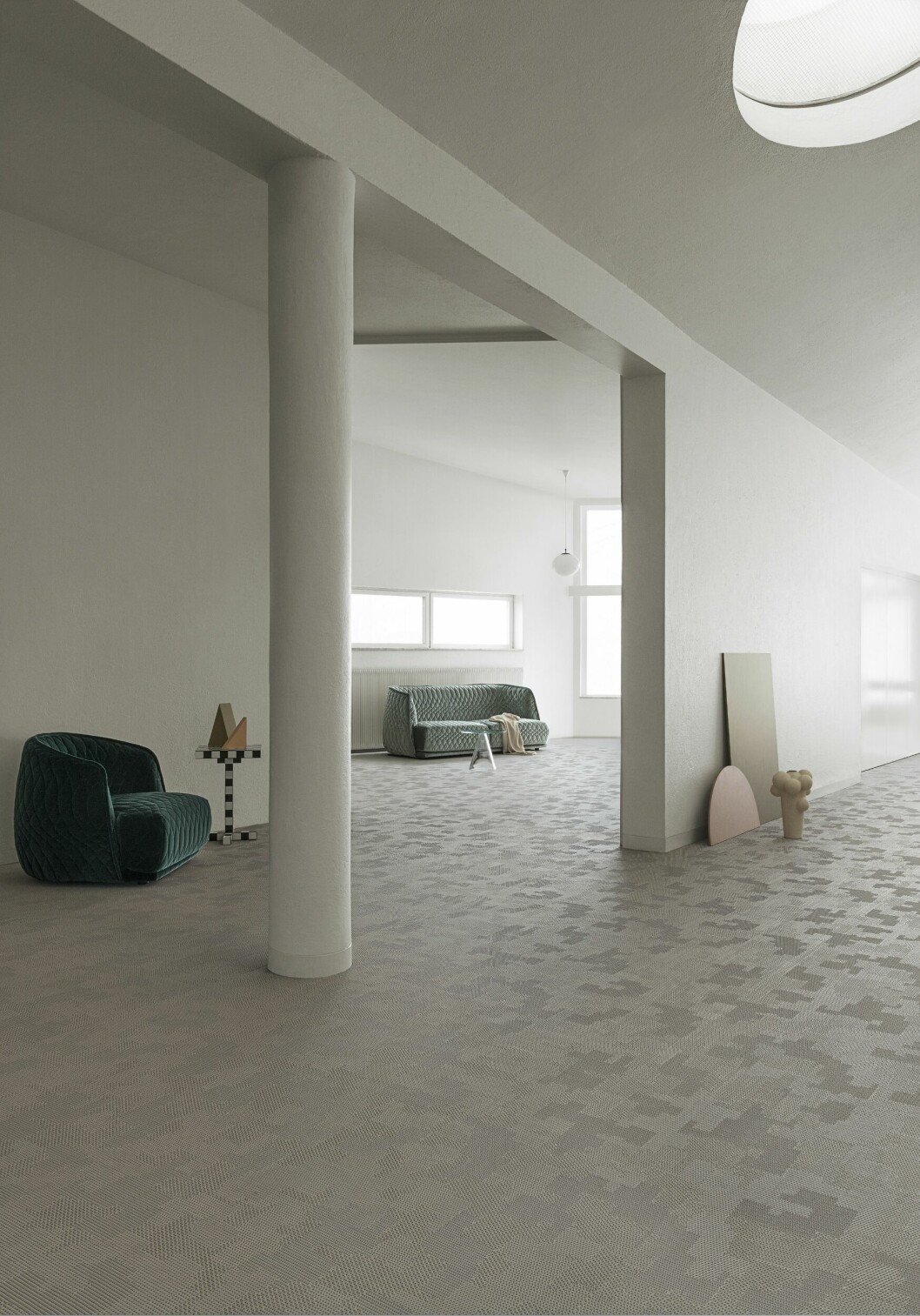 Designsamarbetet resulterade i en kollektion i dova färger, med karaktäristiska stygn och patchworkliknande mönster. Bolons nya designsamarbete med Patricia Urquiola
