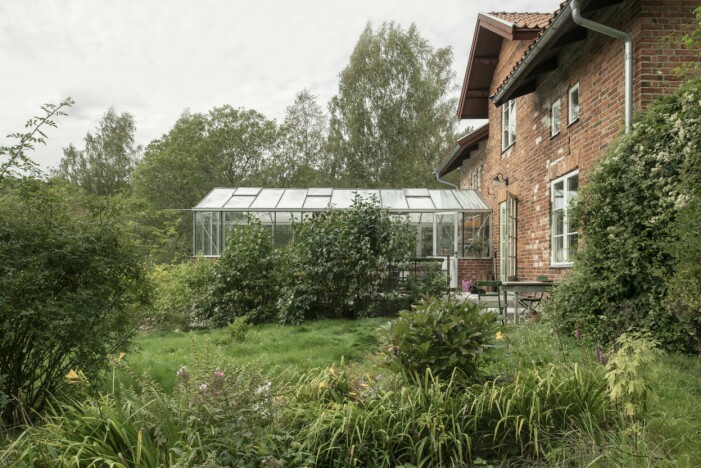 Växthuset och boningshuset, förr ett brännvinsbränneri som kokade eldvatten åt traktens gruvarbetare. Boningshuset och växthuset.