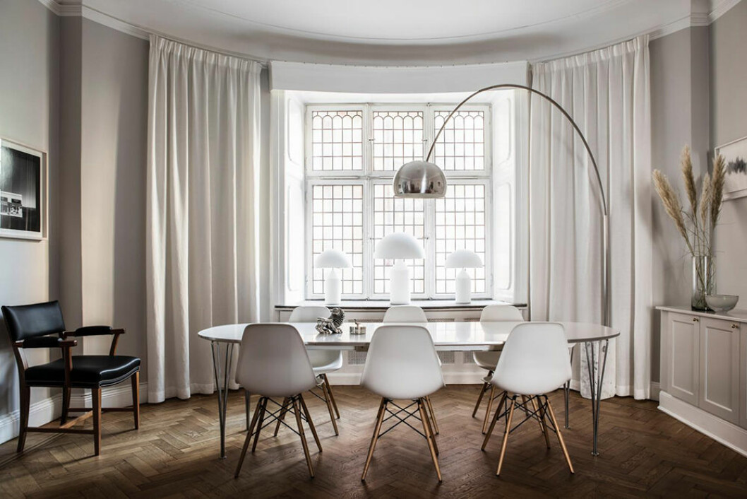 Bord, Superellips, Fritz Hansen. Stolar Plastic side chair DSW, design Charles och Ray Eames, Vitra. Golvlampa Arco, för Flos. Bordslampor Atollo, Vico Magistretti för Oluce. Svart karmstol, Svenskt tenn. Foto Åke E:son Lindman. bord