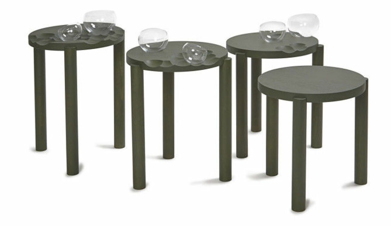 DUNE SATSBORD & GLASDETALJER Dune består av fyra bord tillverkade av betsad ek samt sju tillhörande handblåsta glaskärl. Pris i sek: 40 000:- Design: Sofia Almqvist