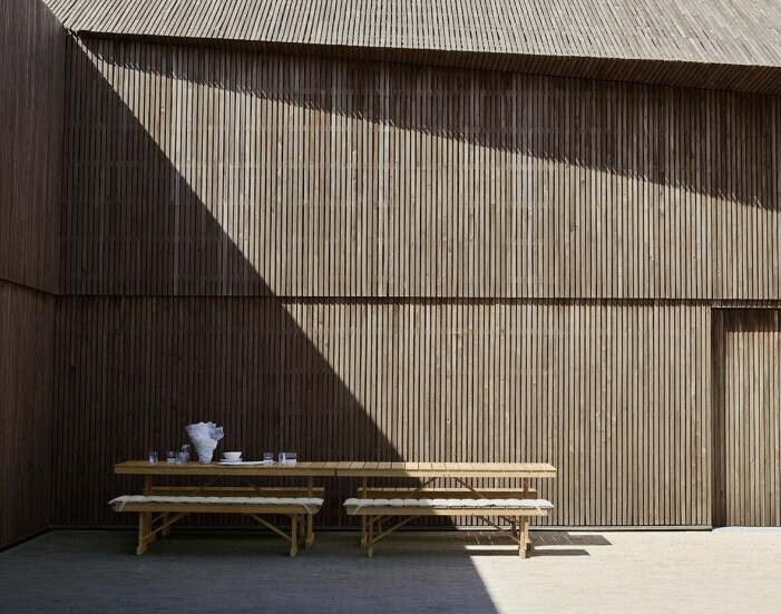 Bord, 14 640:- och bänk, 7 240:- i design av Børge Mogensen, alla från Carl Hansen & søn. Bord, 14 640:- och bänk, 7 240:- i design av Børge Mogensen, alla från Carl Hansen & søn.