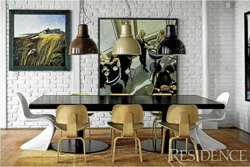 Bord utan titel, signerat Marc Sadler. Klassiska Eamesstolar, plywood DCW, Vitra. Verner Pantons stolar också från Vitra. Naviglio-lampor från Marcs uppdragsgivare Boffi.