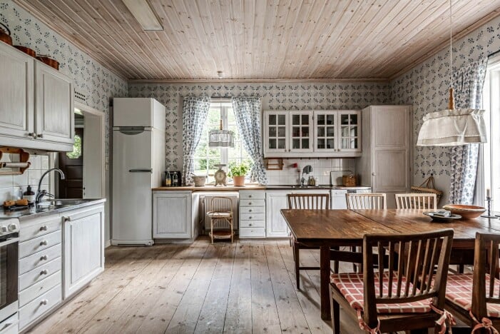 Lantköket har vackert plankgolv i original. Herrgård i karolinsk stil i Borgvik Värmland köket