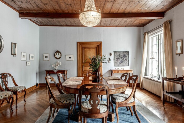 Matsal med plats för många gäster. Herrgård i karolinsk stil i Borgvik Värmland matsalen