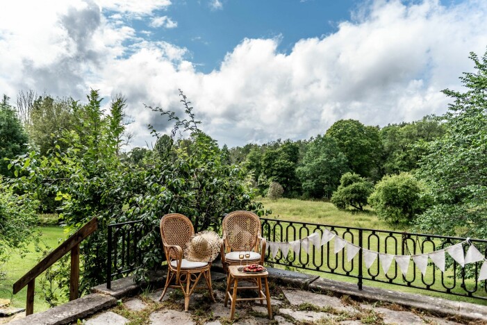 Till herrgården hör en enorm trädgård. Njut den från den fina terrassen. Herrgård i karolinsk stil i Borgvik Värmland till salu med stor terrass och trädgård