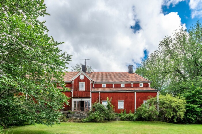 Herrgården sedd från baksidan. Herrgård i karolinsk stil i Borgvik Värmland till salu