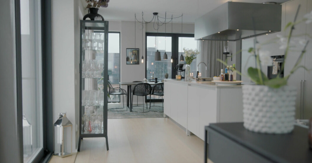 Paret flyttade från sin herrgård i Skärgården till en modern lägenhet närmare city. börje salming hem