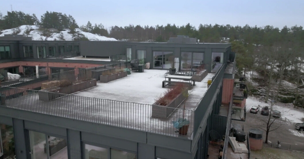 Lägenheten ligger högst upp i huset och har en stor terrass med utsikt över havet. börje salming terrass
