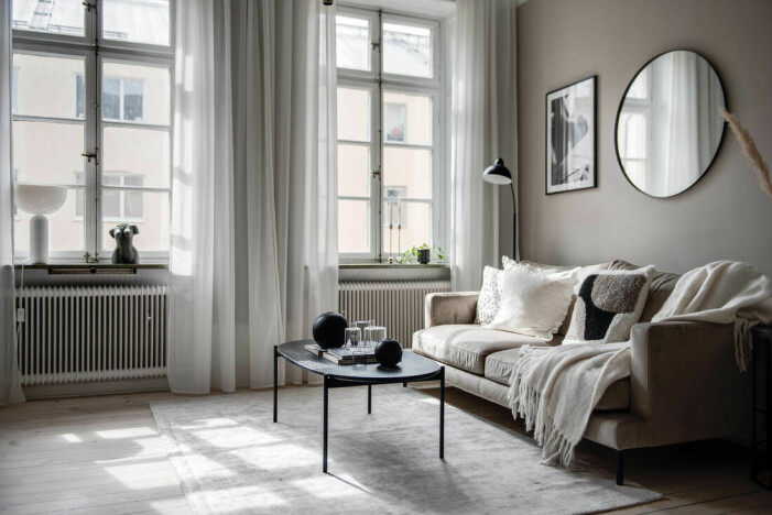Välkomna årets kyligare månader med gosiga, värmande textilier i alla hemmets rum. Foto: Hanna Söderström/<a target="_blank" href="https://www.instagram.com/hannafotograf/">@hannafotograf</a> för <a target="_blank" href="https://www.instagram.com/bosthlm_realestate">Bosthlm</a> Mäklare: Martin Lundmark. Stylingtrender på Hemnet hösten 2021, ombonat