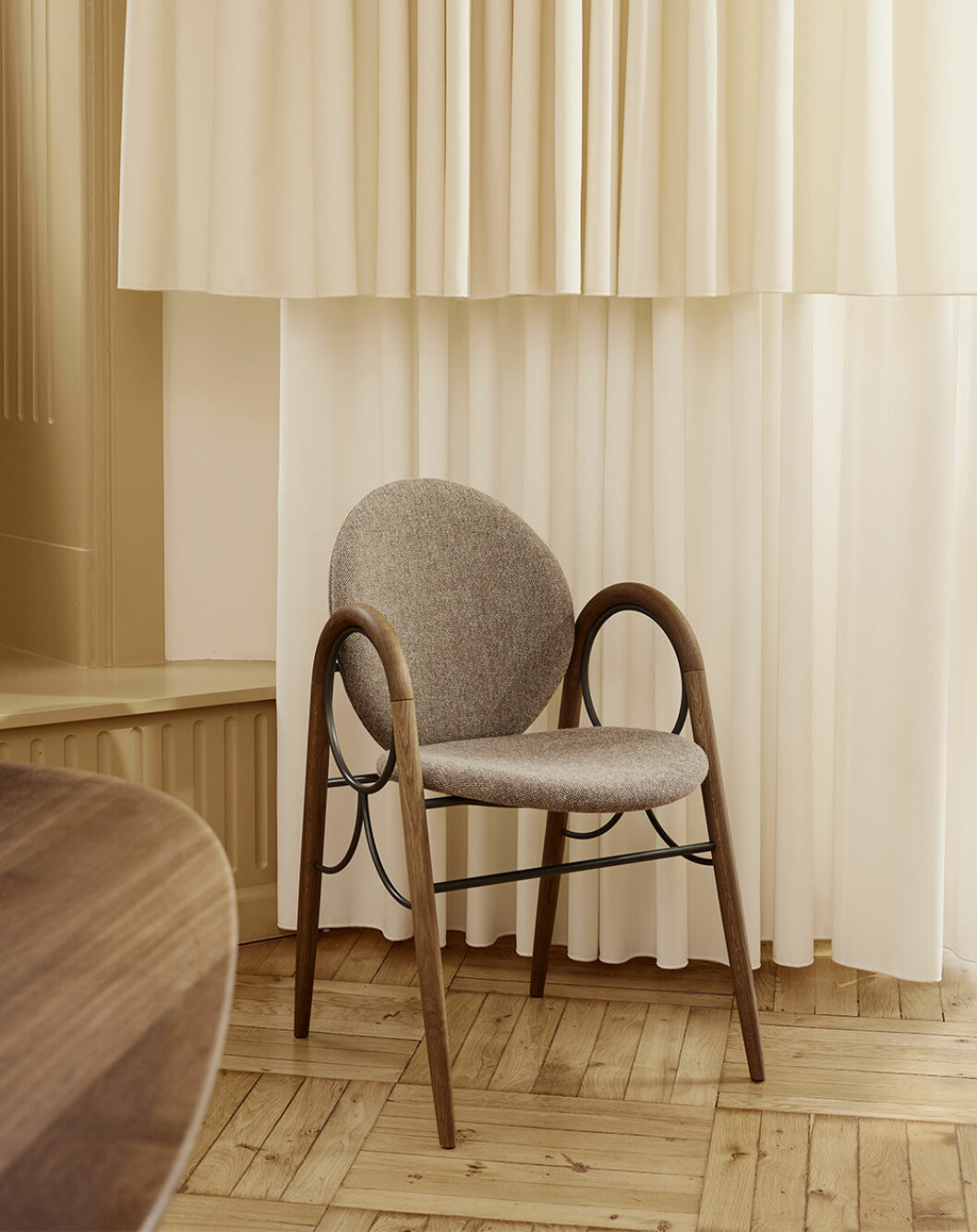 Stolen <em>Arkade</em> designades av Nanna Ditzel redan år 1983, men sattes aldrig i produktion. Nu lanseras den av Brdr. Krüger. Arkade av Nanna Ditzel från Brdr Krüger