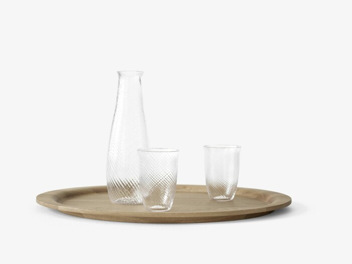 Bricka, 1 115:-, glas, 250:- par, och karaff, 440:-, alla ur serien Collect från &Tradition. Bricka, 1 115:-, glas, 250:- par, och karaff, 440:-, alla ur serien Collect från &Tradition.