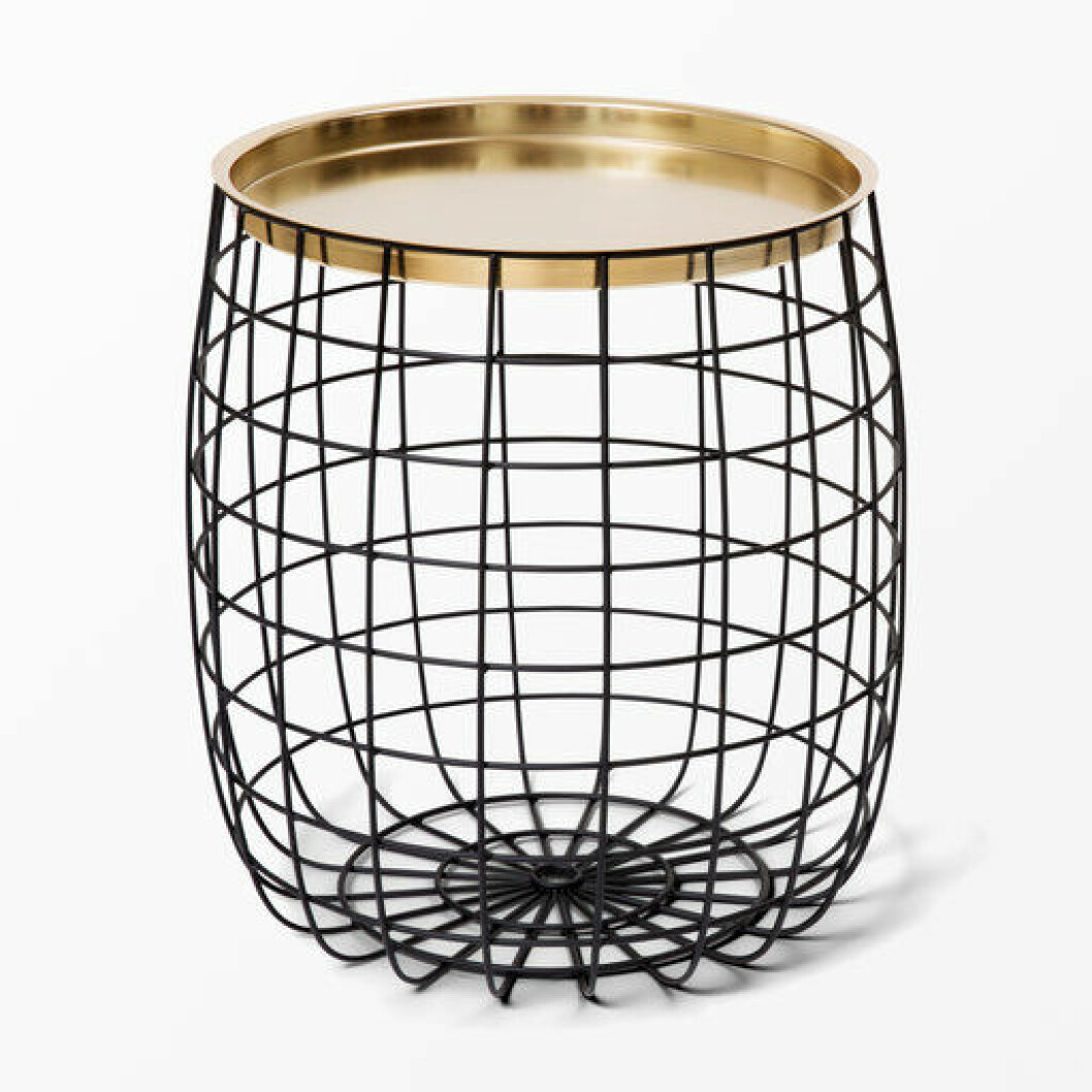 Via: <a href="http://www.ahlens.se/Inredning/mobler/bord-120236/ahlens-brickbord-i-metall-53-cm-svart-svart-88335734/" target="_blank">Åhlens</a> Via: Åhlens