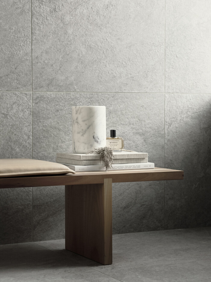 Stora plattor med smala fogar gör rengöringen lättare. Här syns granitkeramiken D Quartzit Pearl. Foto: Bricmate Stora plattor med små fogar gör badrummet lättstädat