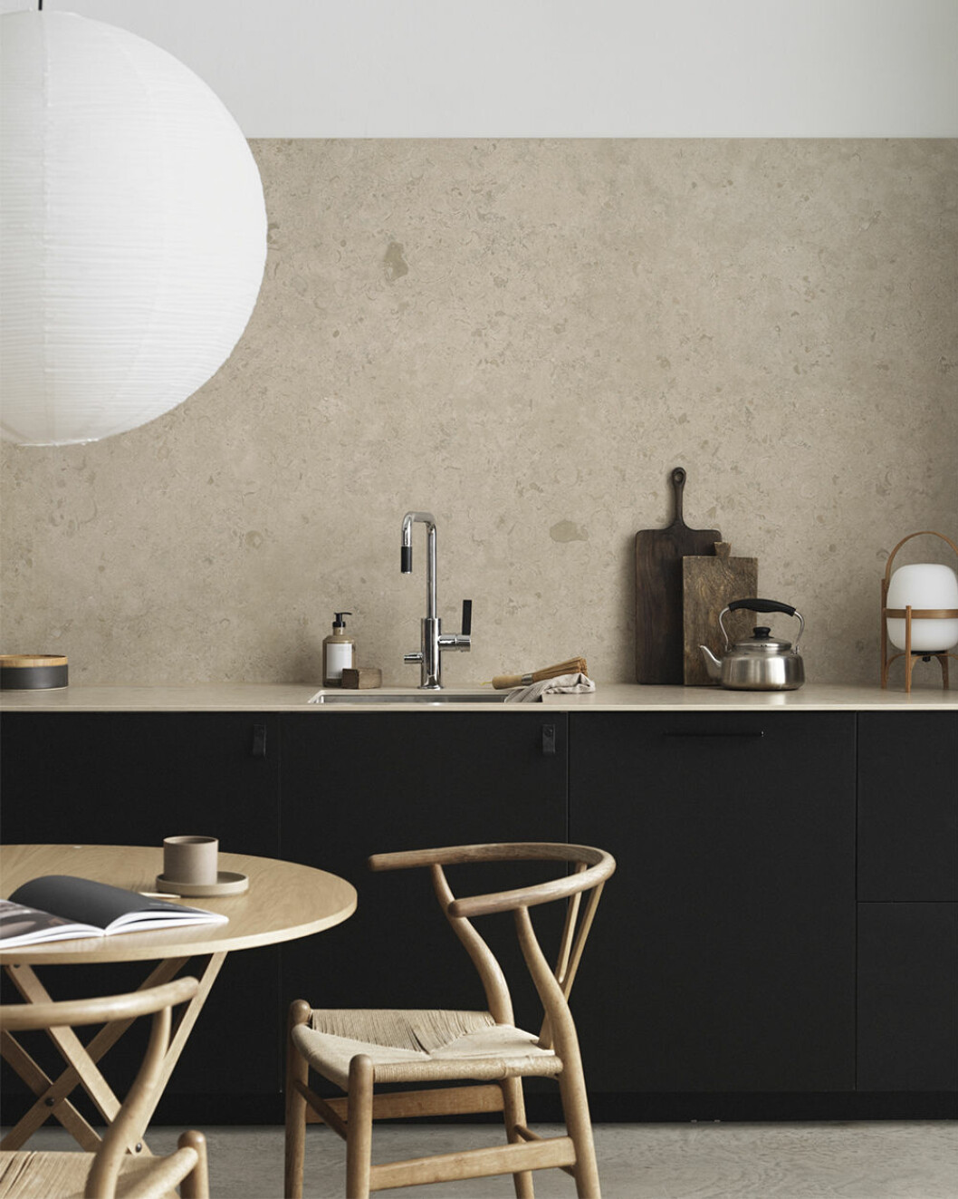 Keramisk bänkskiva inspirerad av gotländsk kalksten som är gjord för att vara mycket slitstark. Foto: Bricmate Keramisk bänkskiva i köket från Bricmate