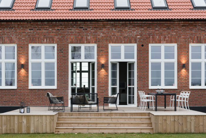 På altanten kan man tänka sig att ta en kopp kaffe en härlig sommarmorgon. Brönnestad skola i Klagstorp