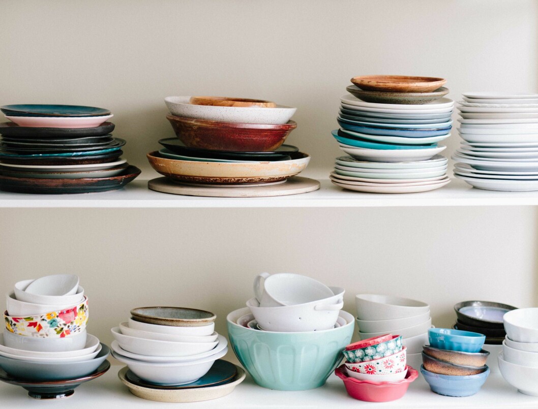 Färgglada tallrikar i olika färger, mönster och material. Foto: Brooke Lark/Unsplash Färgglada tallrikar i olika färger, mönster och material.