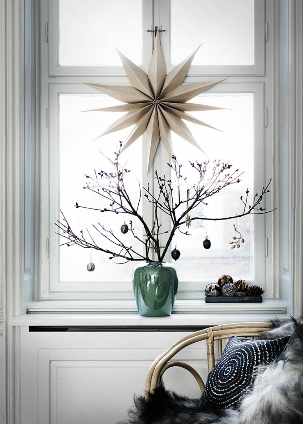 Minimalistisk och vackert med dekorerade kvistar. Foto: Broste Copenhagen Kvistar med julgransdekorationer