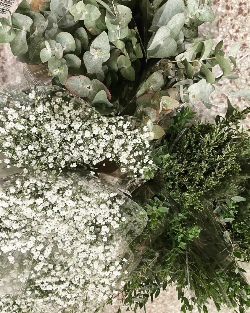 Brudslöjan skapar ett vackert statement utan att upplevas övermäktig. Snittblommor enligt stjärntecken blomtrender, brudslöja