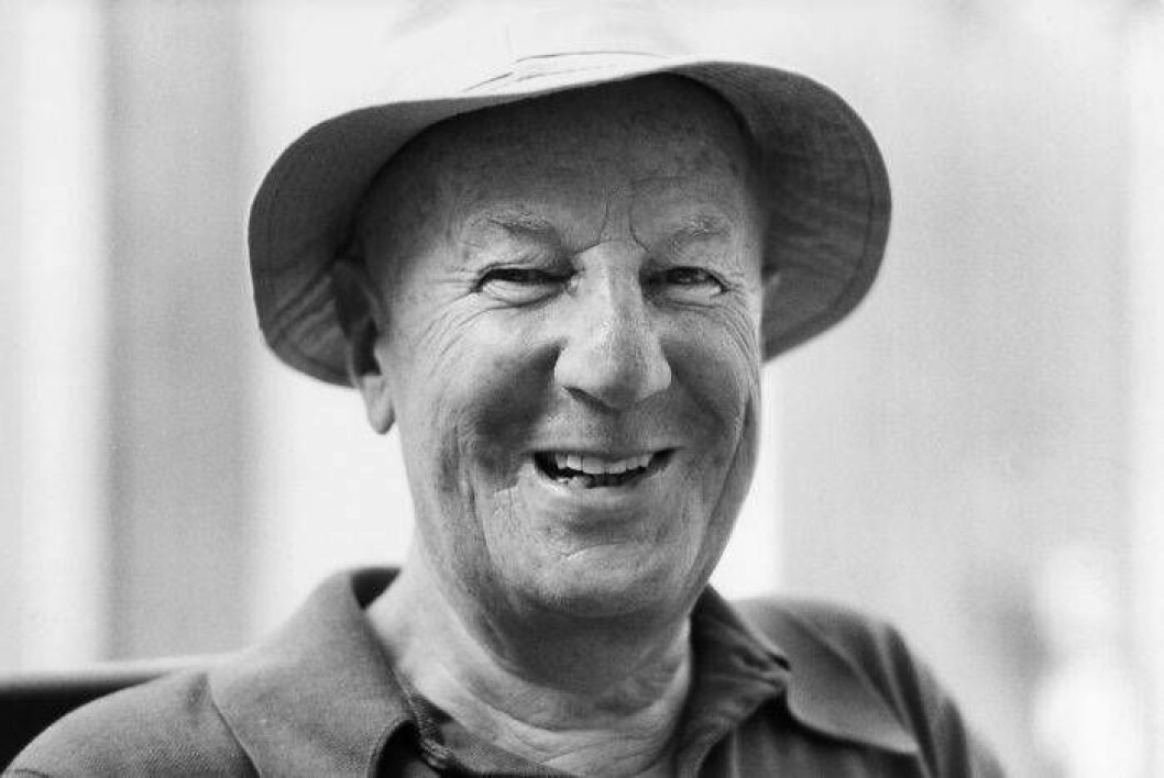Bruno Mathsson visste vikten av att kombinera form och funktion. Foto: SVT/TT Skrattande Bruno Mthsson i hatt, arkivbild från 1981