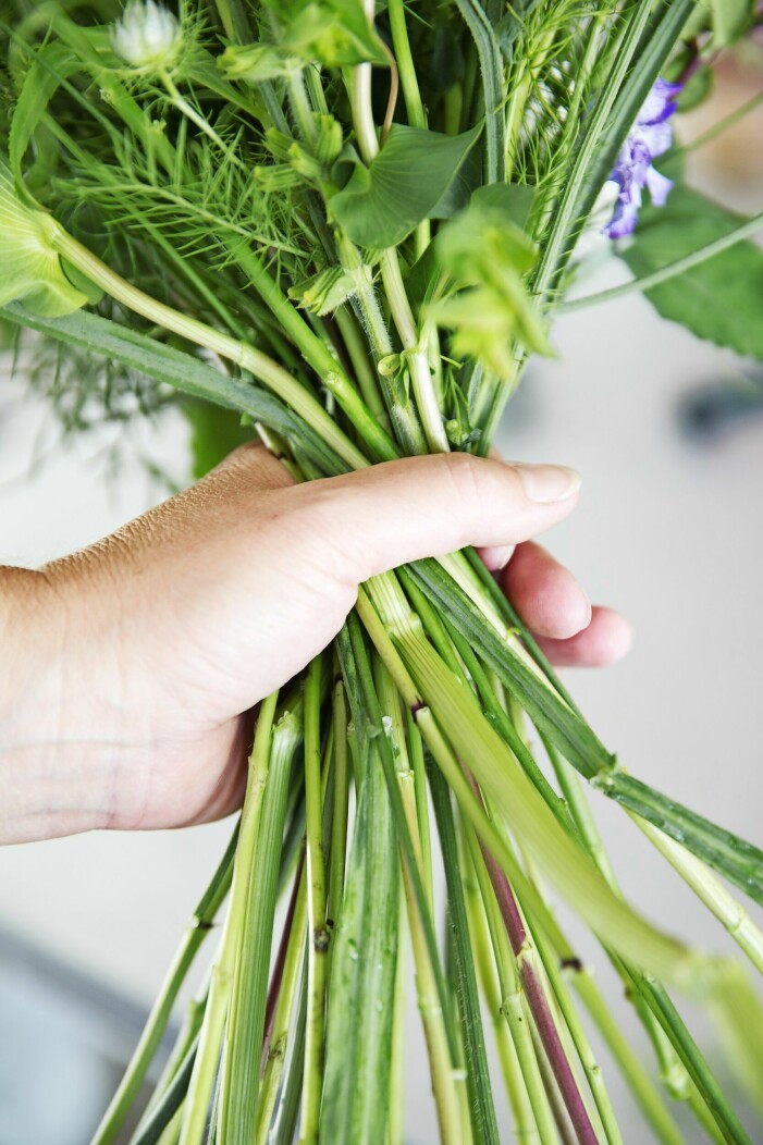 Charlotte binder sina buketter med spiralteknik. Vrid buketten samtidigt som du lägger till blommor. Spiralteknik för att binda buketter.