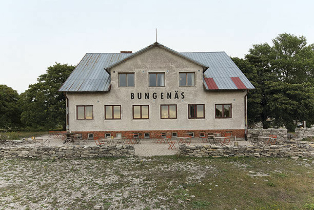 Bungenäs matsal uppfördes på 1940-talet åt de anställda på kalkbrottet. Den blev svårt vandaliserad när Försvarsmakten övade »strid i tätort«. Efter två års renovering stod den färdig att nyöppnas sommaren 2012. Bungenas 10