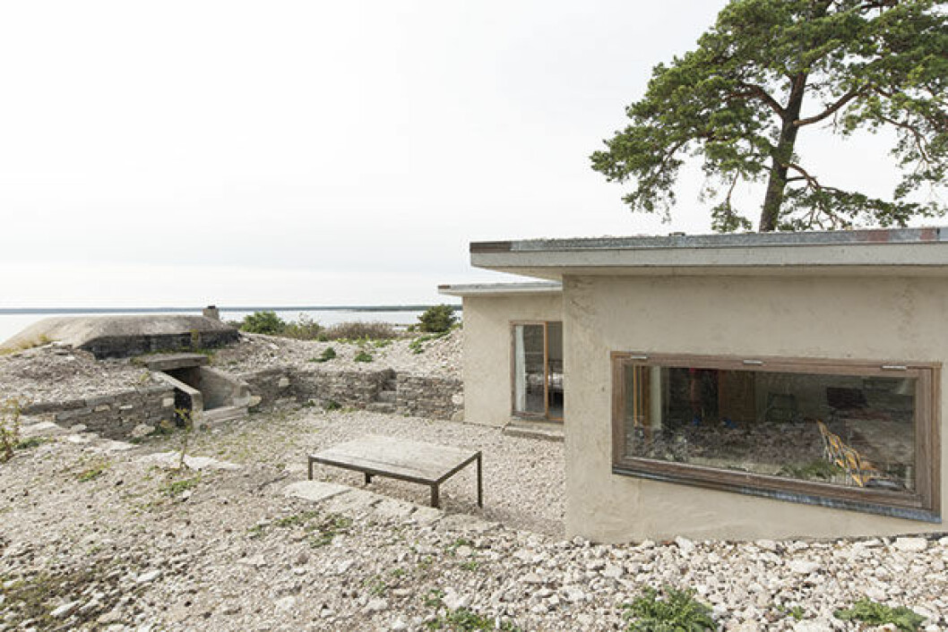 Ett av de första husen som uppfördes av Skälsö arkitekter på Bungenäs är ett sommarboende på 50 kvadratmeter med ett mindre skyttevärn i betong på gården. Tomten ligger på en höjd av utschaktat grus, tolv meter över havet. För att huset ska smälta in i miljön är den delvis nedgrävd. På taket kommer det så småningom att växa gräs. Bungenas 6