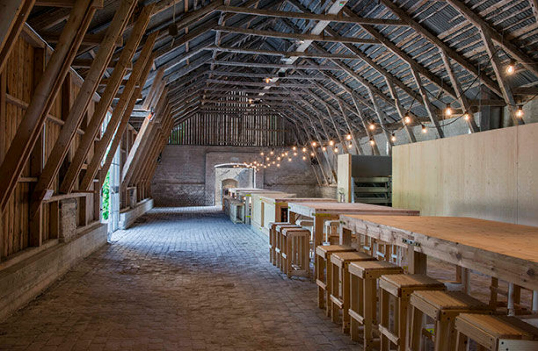 Kalkladans inredning, på ena sidan finns restaurang, på den andra konsthall. Möbler av designern Kristoffer Sundin. Bungenas 1