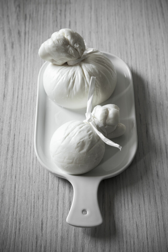 Och i munnen har vi en mjuk boll, burratan. Foto Stockfoto, TT. Burrataost