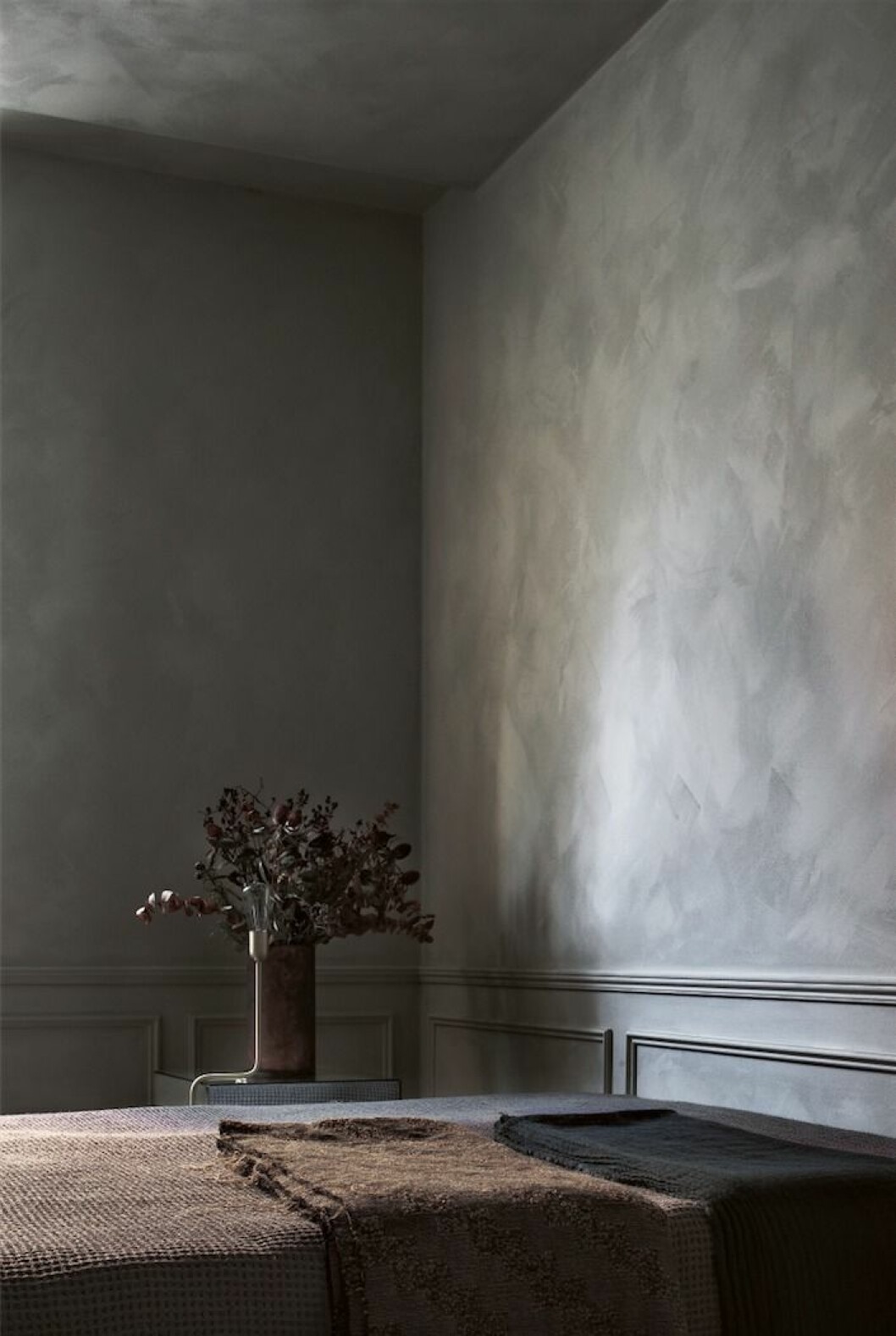I sovrummet Jotun Lady Minerals Smooth white. Lampa Kavaljer, Rubn lighting. Vas antikfynd från New York. På sängen olika textilfynd, tygbit från Kina, pläd, Society.