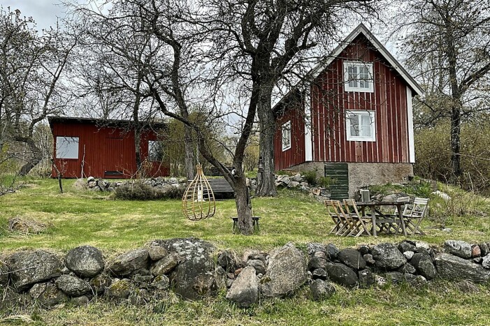 Intill den lilla gäststugan ligger den arkitektritade boden. Gäststuga och arkitektritad bod vid Jenny Strömstedts torp som är till salu