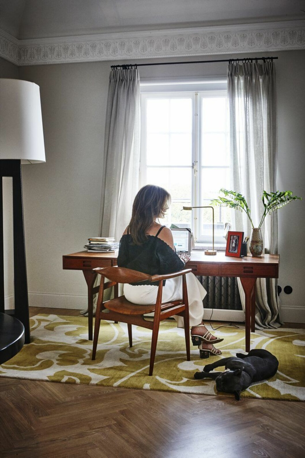 Nathalie vid skrivbordet. Alla gardiner i lägenheten är inköpta hos Agneta Quicker, AQ living. Nathalie vid skrivbordet. Alla gardiner i lägenheten är inköpta hos Agneta Quicker, AQ living.