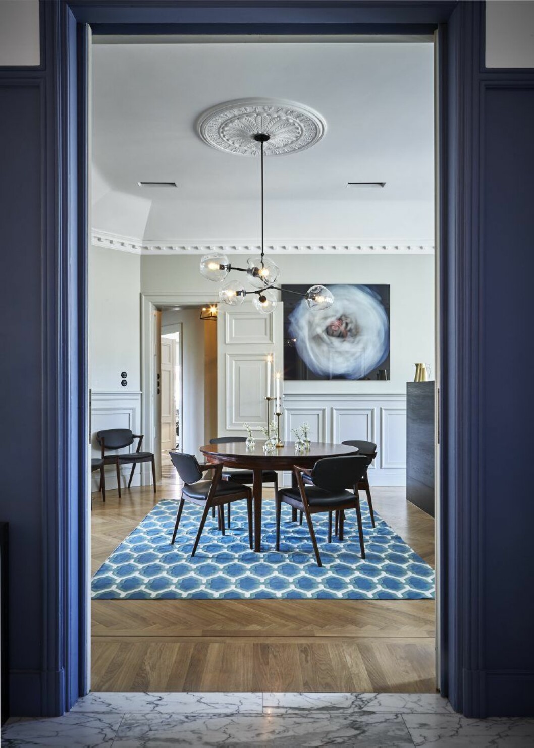 Lampa Lindsey Adelman. Matbord och stolar, 1950-tal, inköpta via Deconet. Stolarna är designade av Kai Christensen. Ljusstakar, Asplund, vaser, Svenskt tenn, konst av Charlotte Gyllenhammar, matta Rug company. Lampa Lindsey Adelman. Matbord och stolar, 1950-tal, inköpta via Deconet. Stolarna är designade av Kai Christensen. Ljusstakar, Asplund, vaser, Svenskt tenn, konst av Charlotte Gyllenhammar, matta Rug company.