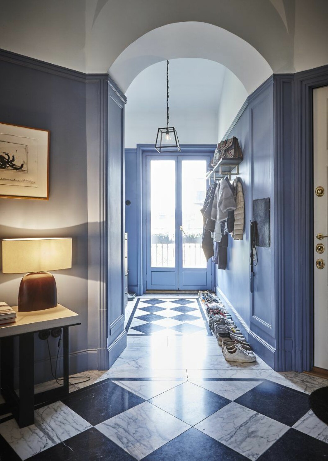 Från hallen kan man titta ut på inner- gården. Lampa Christian Liaigre. Konst Bernard Vener. Pendel inköpt i London. I hallen hänger konstverket NO av Santiago Sierra, inköpt via Liliana Tovar. Från hallen kan man titta ut på inner- gården. Lampa Christian Liaigre. Konst Bernard Vener. Pendel inköpt i London. I hallen hänger konstverket NO av Santiago Sierra, inköpt via Liliana Tovar.