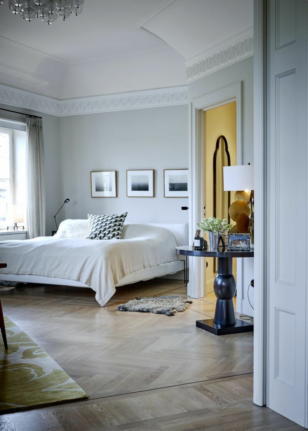 Master bedroom som så småningom kommer att bli ett bibliotek. Konst av Hiroshi Sugimoto. Bord Christian<br>Liaigre, kudde på sängen inköpt i New York, pälskudde, Prada. Lampa Pastille av Hervé van der Straeten. Master bedroom som så småningom kommer att bli ett bibliotek. Konst av Hiroshi Sugimoto. Bord Christian Liaigre, kudde på sängen inköpt i New York, pälskudde, Prada. Lampa Pastille av Hervé van der Straeten.