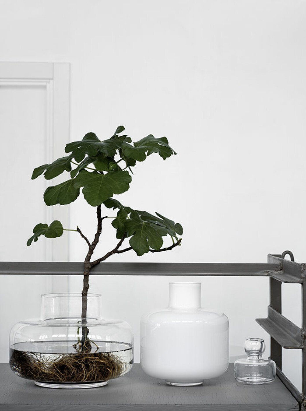 Carinas nya vasfamilj. <em>Urna</em> i klarglas, <em>Ming</em> i vitt underfångsglas och lilla <em>Flower</em> i klarglas. ”De är viktigt att vaserna lyfter från bordet och förhöjer textilierna och mönstren omkring.” Carina Seth Andersson Marimekko Foto Pia Ulin7