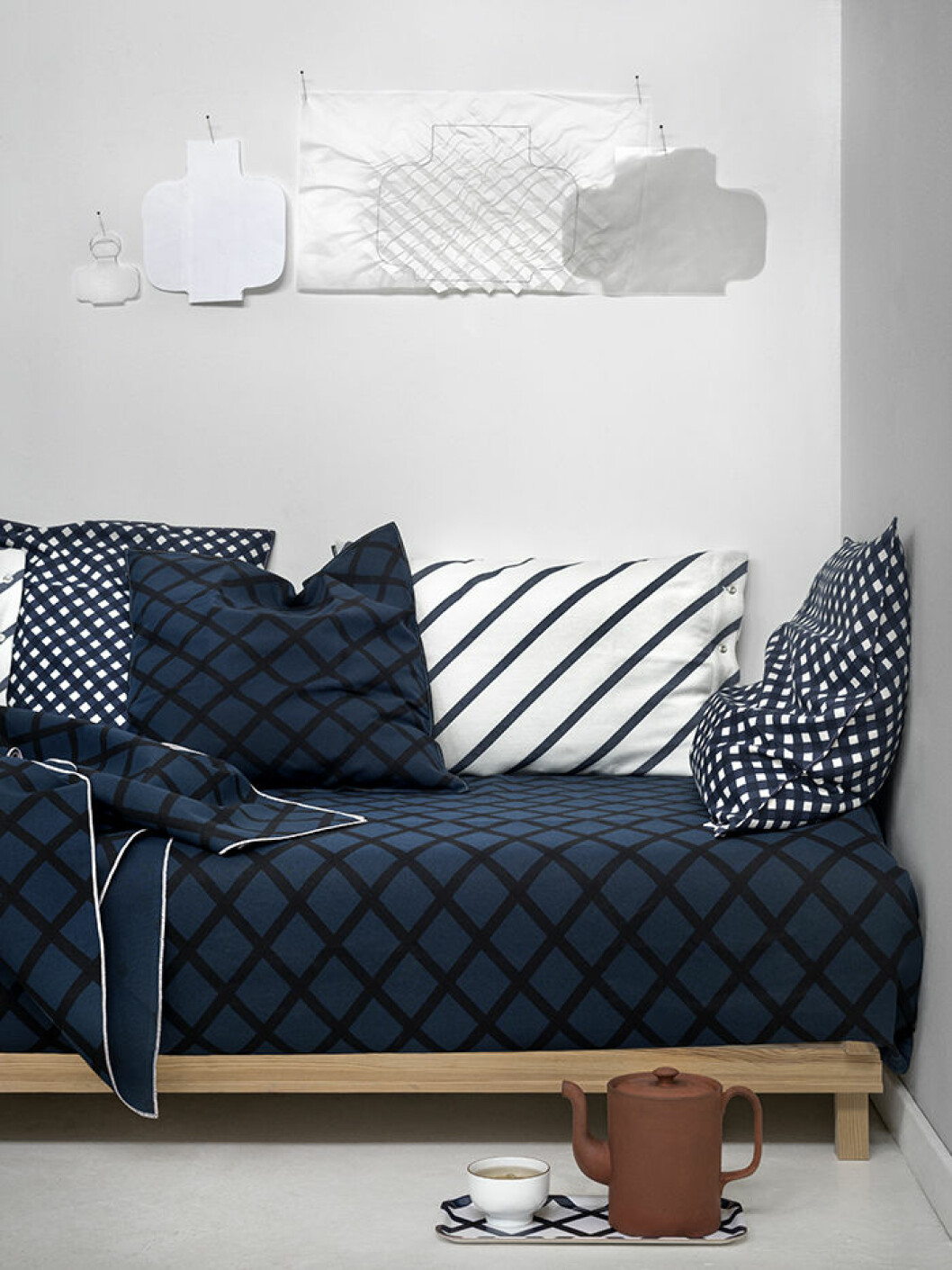 Skisser på väggen. Mönster på dynan, <em>Quilt</em> med kuddar <em>Quilt</em>, <em>Okko</em> och <em>Mint</em>. Bricka med Quilt-mönster, samt tekanna av Jonas Lindholm. Carina Seth Andersson Marimekko Foto Pia Ulin3