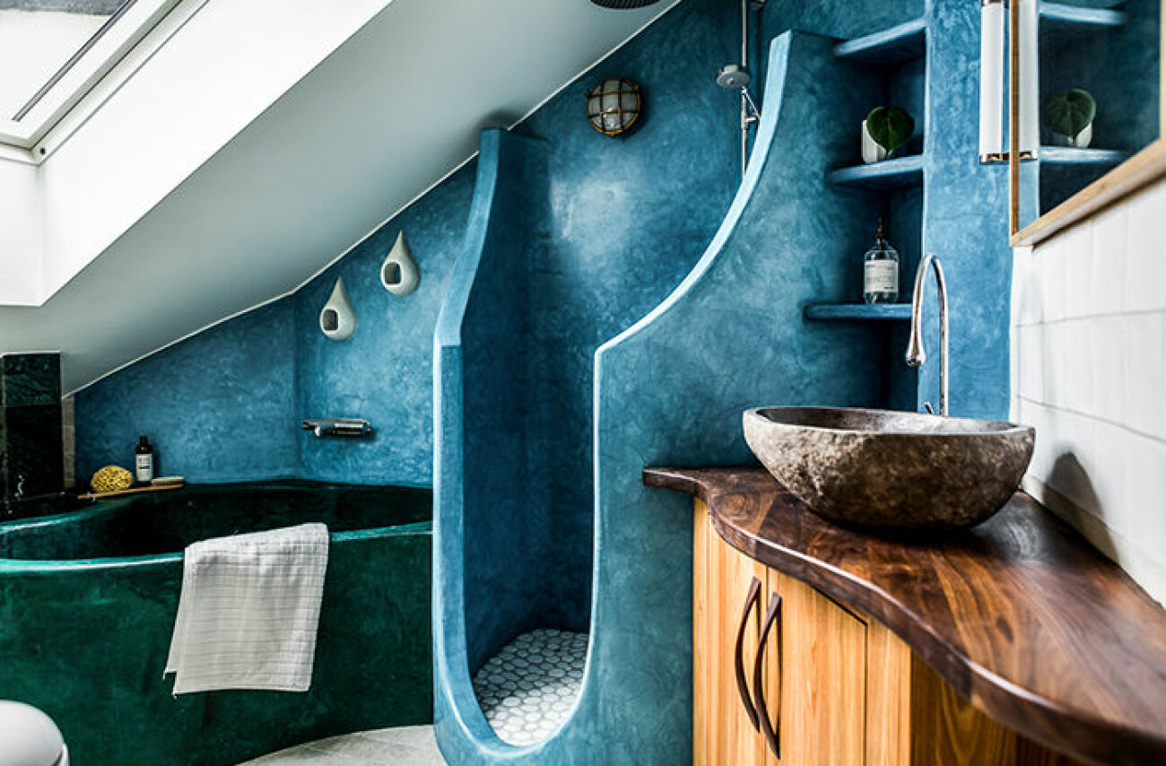 Badrum med dusch och badkar i blått och grönt 