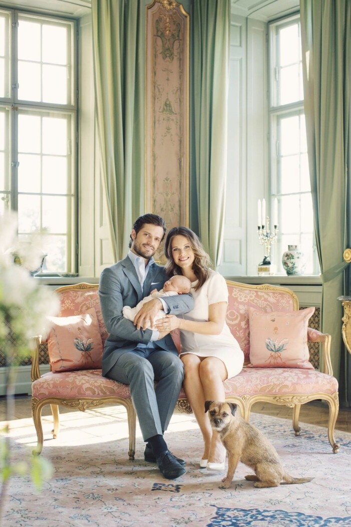 Carl Philip, Sofia och lille Alexander i Silvias favoritrum på Drottningholm. Foto: TT