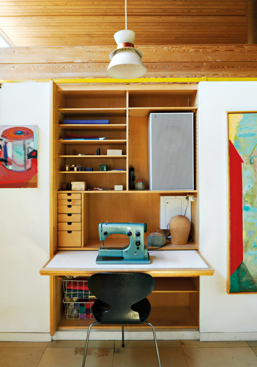 Förvaringsväggarna dolde, förutom kläder och hifi-teknik, Karin Nyréns lilla syateljé. »Jag ville egentligen bli textilare. Ingen av oss barn ville bli arkitekter, inte ens Johan. Bara min andra bror lyckades frigöra sig, han blev biokemist.« Hemma hos arkitekten Carl Nyrén