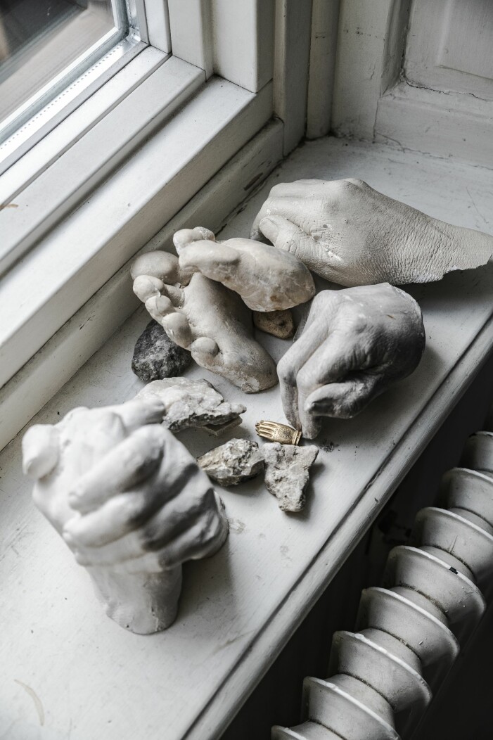 I fönstersmygen ligger gjutna alster som symboliserar kraft. »Händer som formar, talar, skapar och som berättar vem du är.« Fönsterbänk hos Carola Kastman