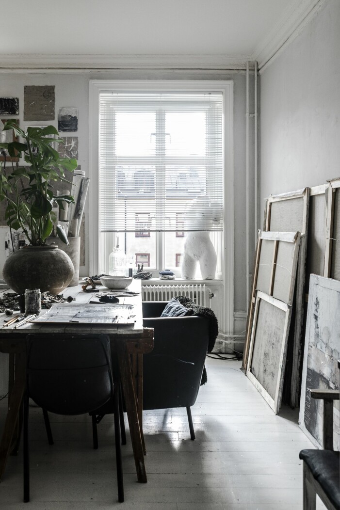 För Carola är det viktigt att skapandet får ta plats och påbörjade projekt syns överallt.»I mitt hem får alla projekt jag är inne i för stunden ligga framme, att stoppa undan innan det är klart skapar både obalans och slösar tid.« Fönster Carola Kastman