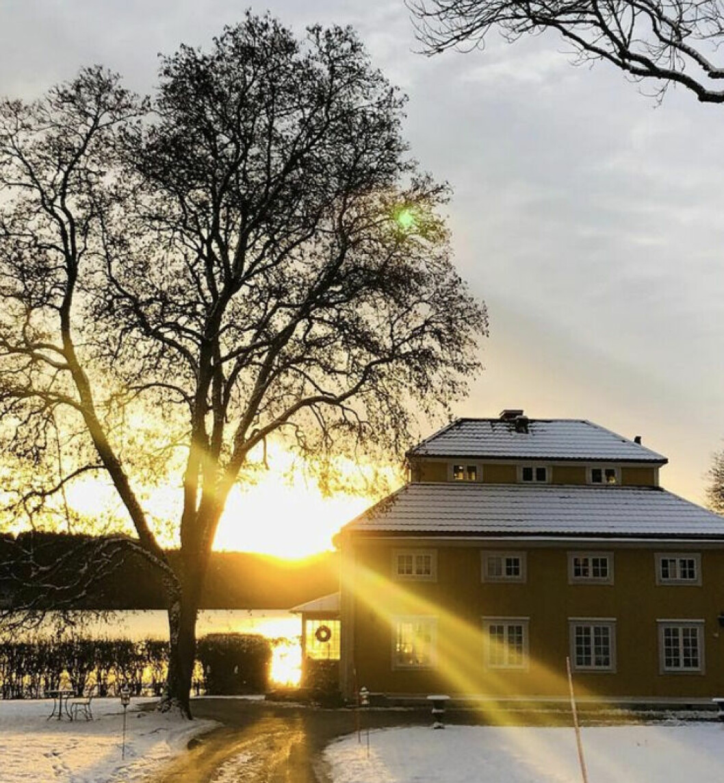 Det pampiga boningshuset i kvällssolen. Carolas lyxvilla i slottsparken - se bilderna här