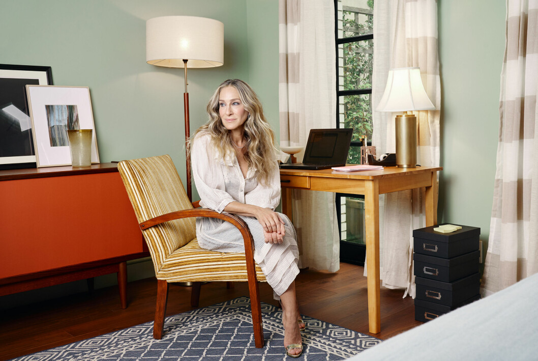 Slå dig ned vid skrivbordet där Carrie skrev sina sexkolumner åt The New York Star och senare artiklar till Vogue. sarah jessica parker vid carrie bradshaws skrivbord