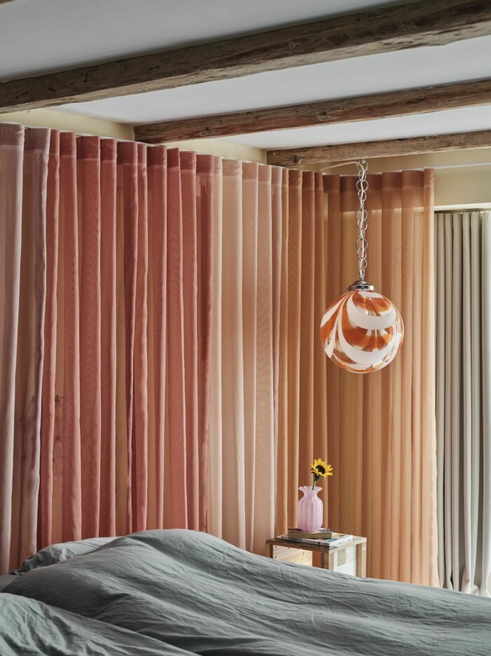 Danska stilikonen Cathrine de Lichtenbergs sovrum. Gardiner från &Drape.