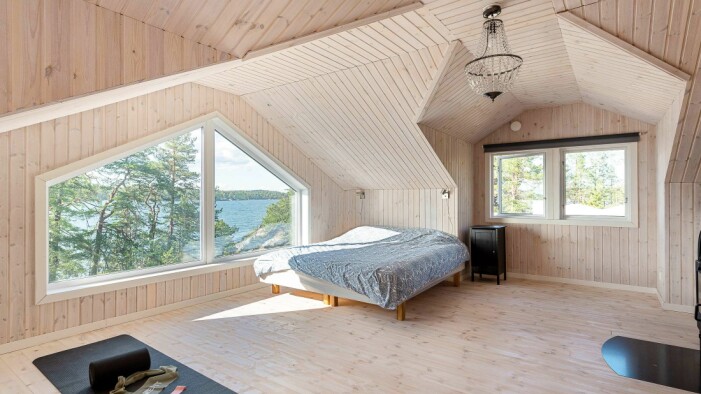 Ett av de många sovrummen. Foto: Christian Boo / Kjell Johansson Fastighetsbyrå.